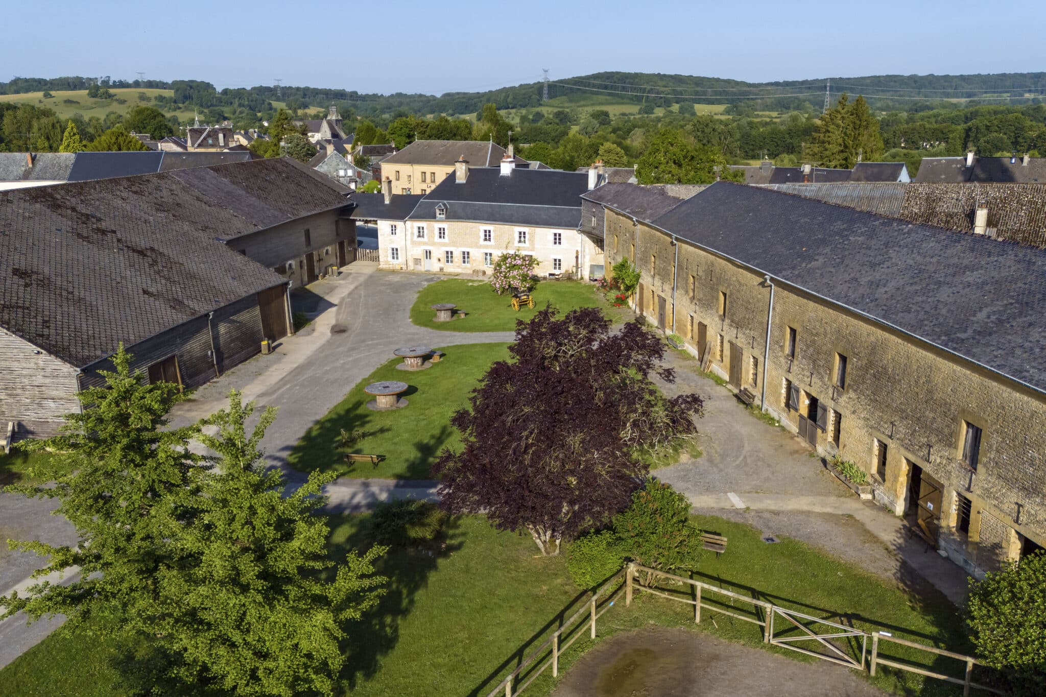 Photo aérienne cour du Relais de Poste de Launois sur Vence
