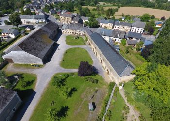 Vue aérienne du relais de la poste aux chevaux de Launois