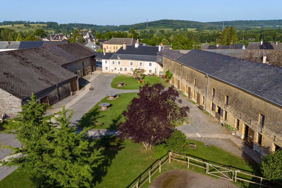 Photo aérienne cour du Relais de Poste de Launois sur Vence