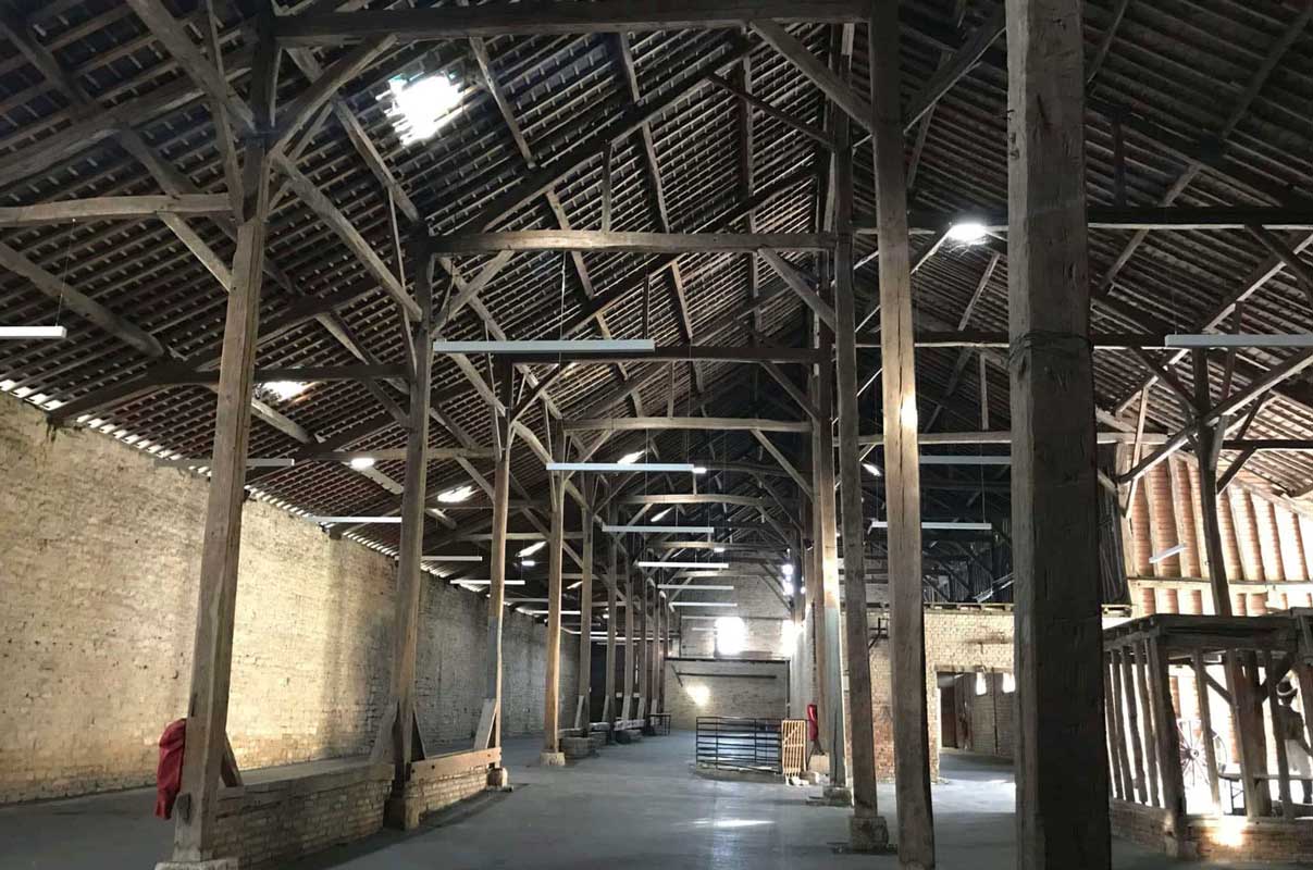 Intérieur de la grande halle du relais de poste